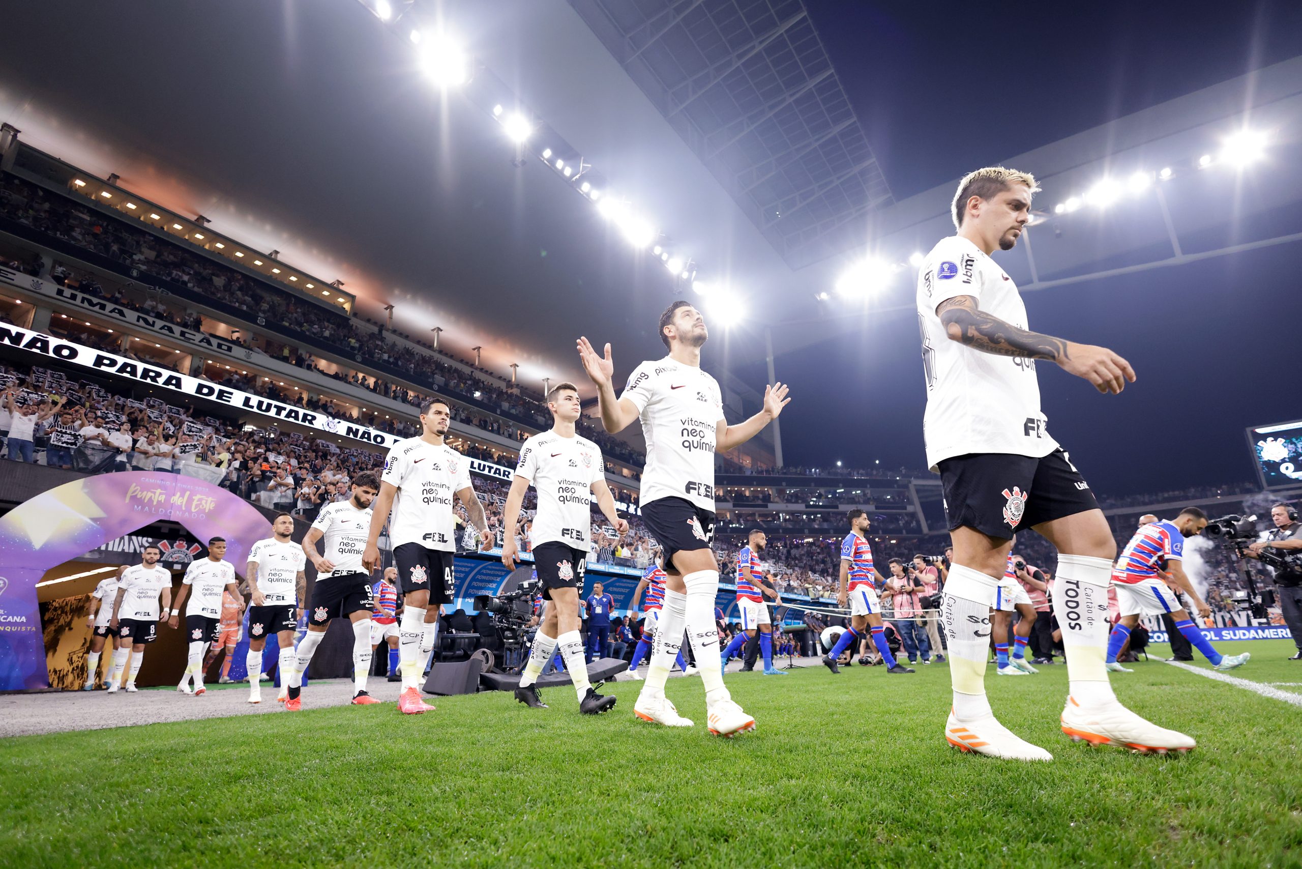 Com derrota do Flamengo, Corinthians segue como último sul