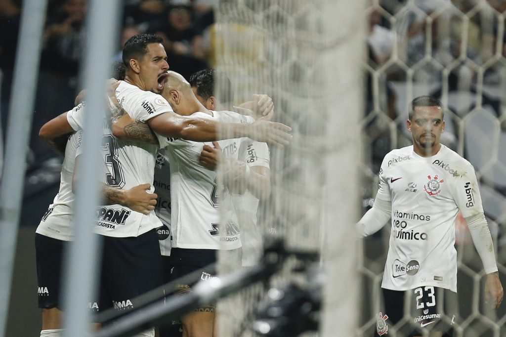 Torcedores do Corinthians lamentam dores de Renato Augusto: 'Pecado