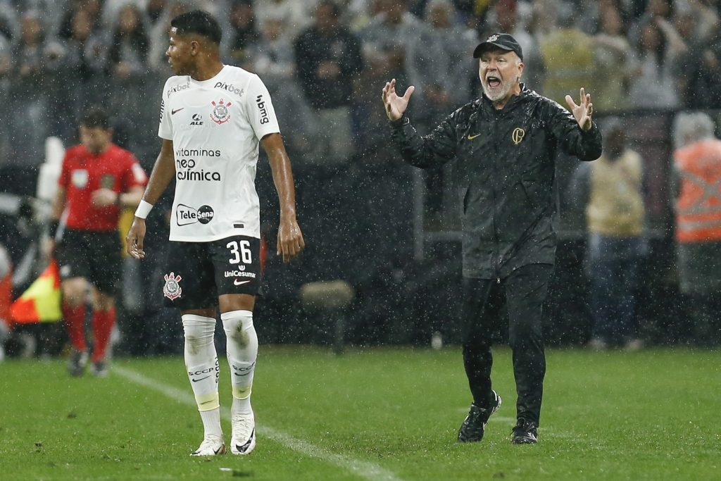 Análise: mesmo com time misto e pouco entrosado, Corinthians mostra padrões  de Vítor Pereira, corinthians