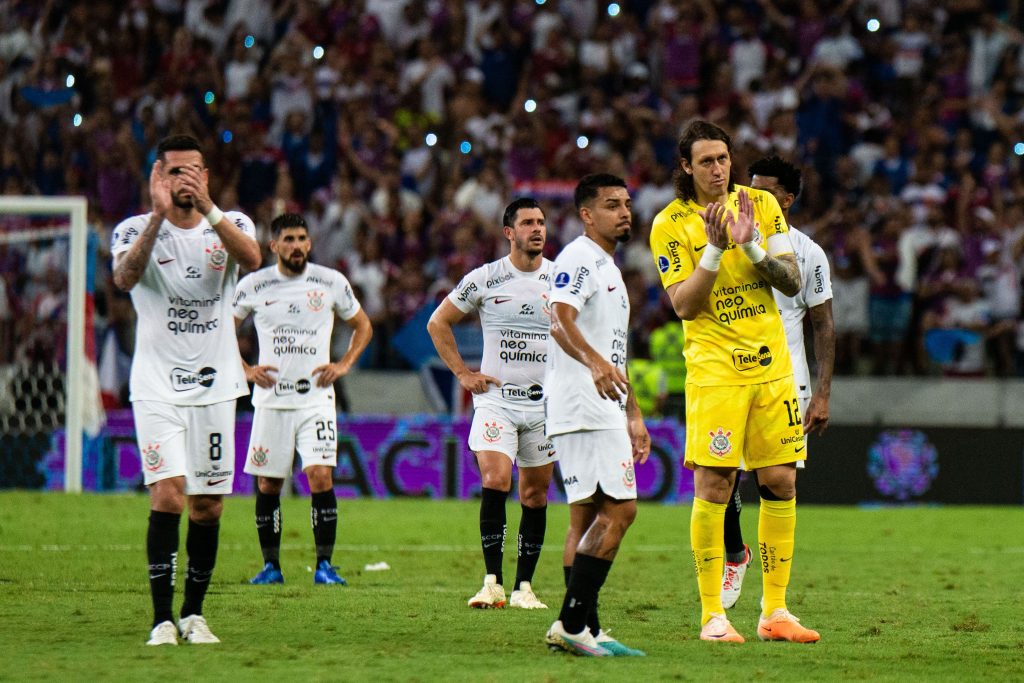 Corinthians é derrotado pelo Internacional e vê vaga na Sul-Americana  ameaçada - Esportes - R7 Futebol