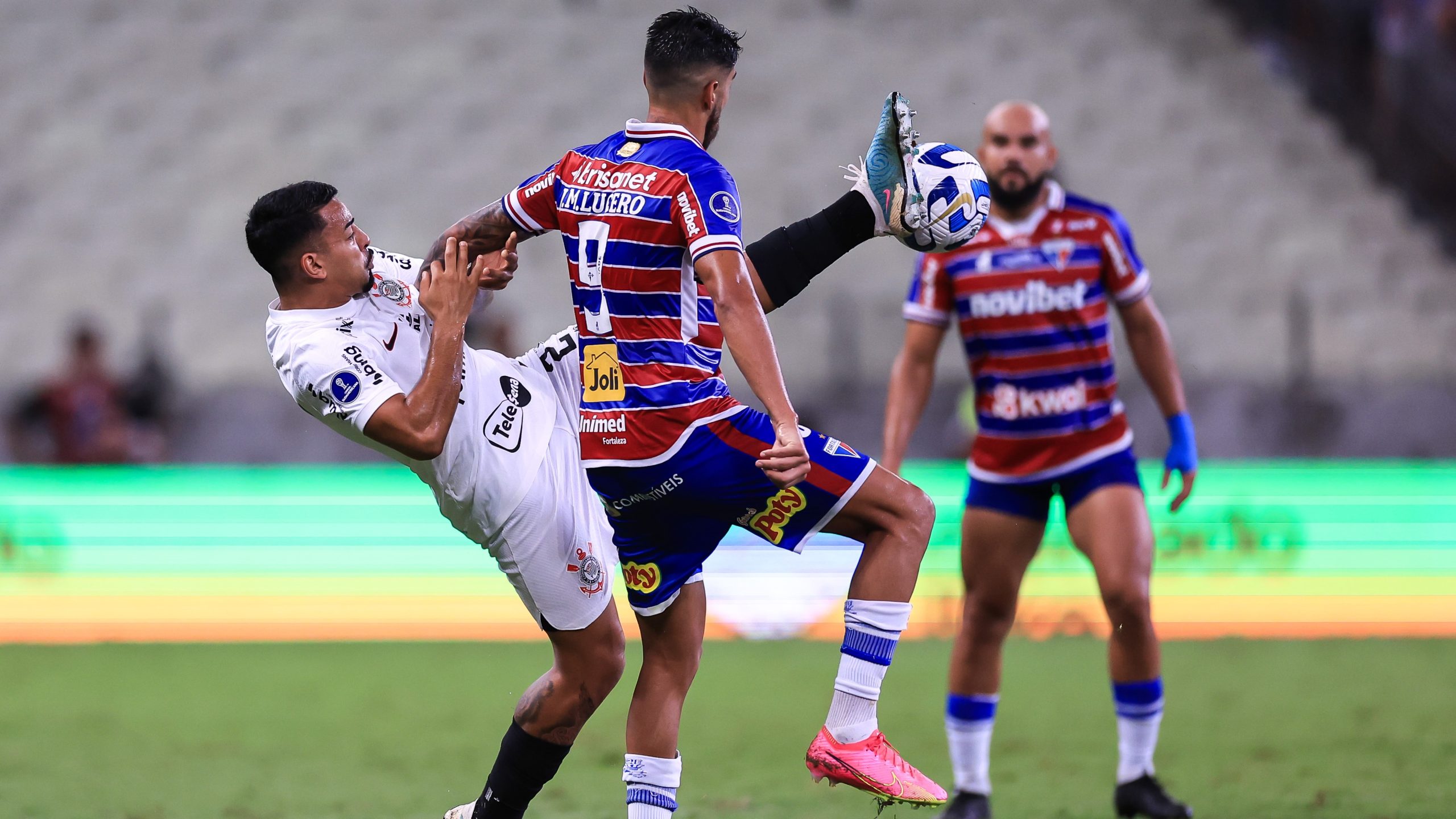 Focados no Brasileirão, Corinthians e Flamengo medem forças em