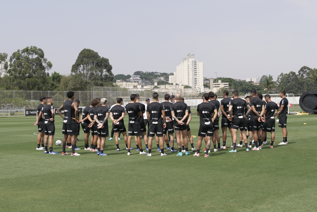 Corinthians se agita no mercado e vai em busca de ex-Flamengo