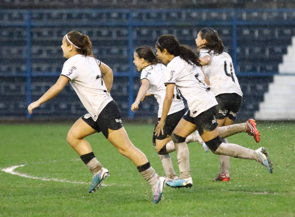 Sub-15 feminino da Ferroviária vai à semifinal do Paulista