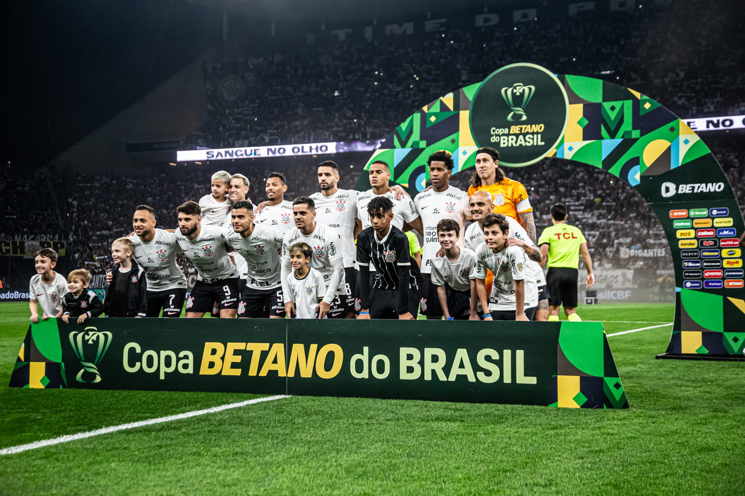 Corinthians bate o Bragantino novamente e conquista a Copa