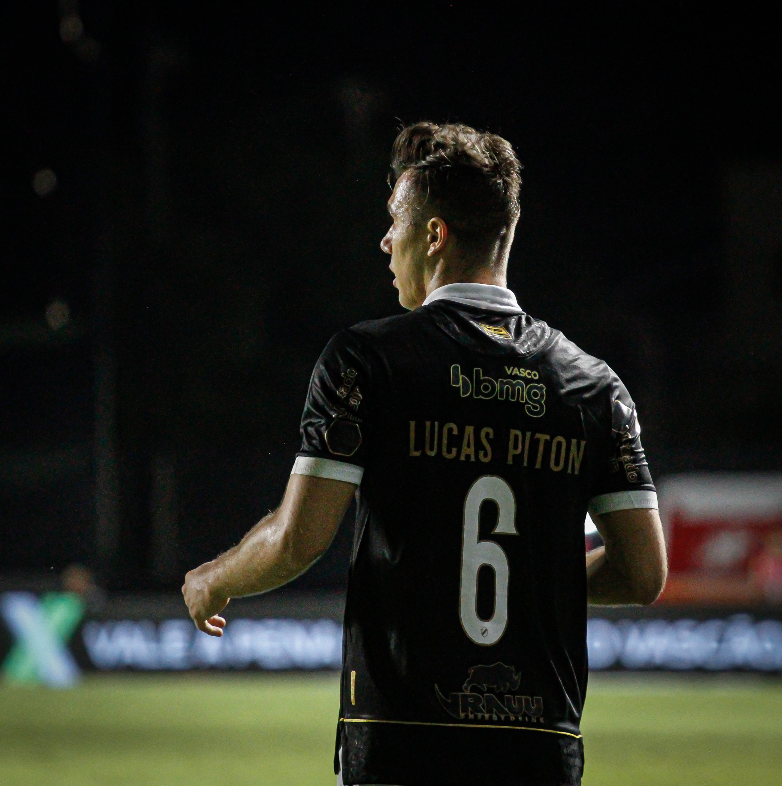 Lucas Piton faz primeiro treino com o elenco do Corinthians após