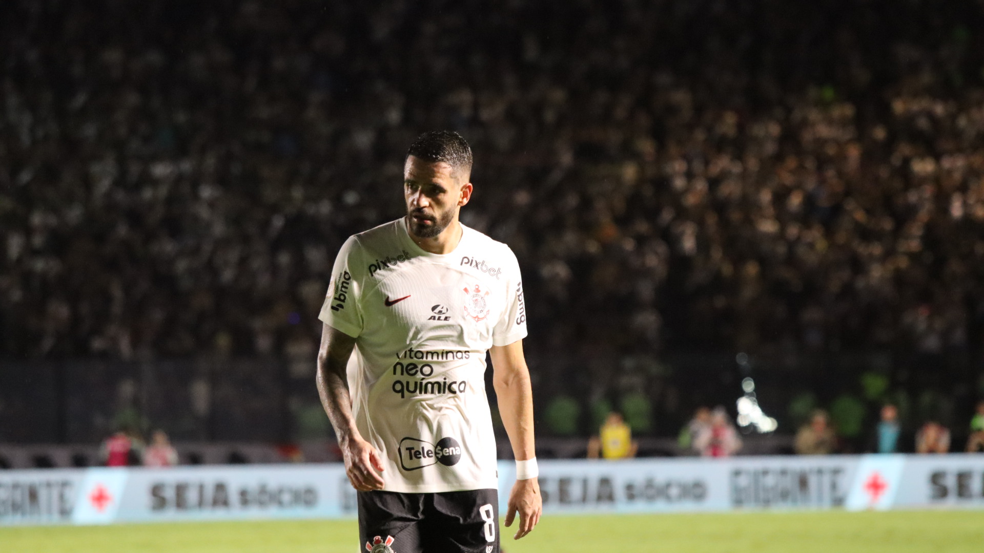 Ele é titular absoluto do Vasco e vai jogar lesionado contra o Corinthians