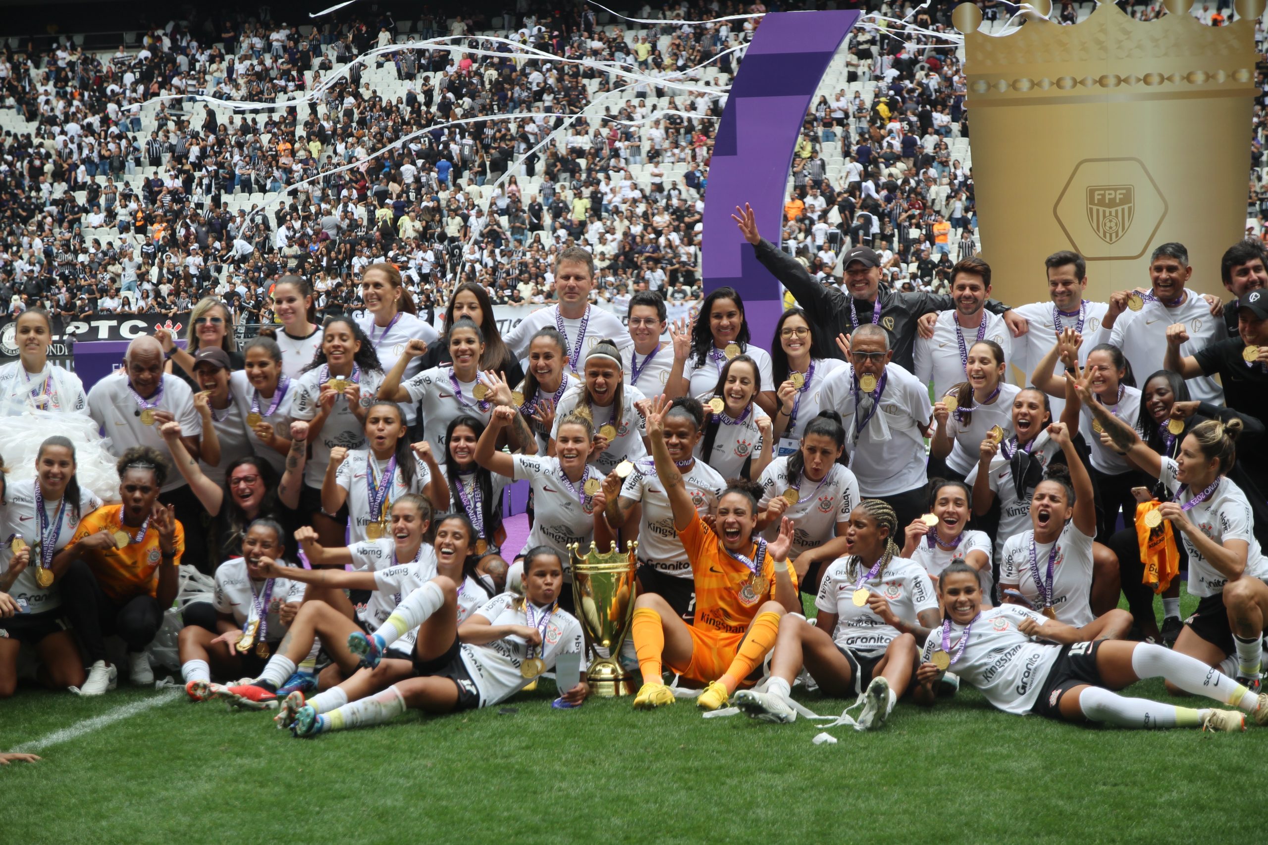 Corinthians goleia o São Paulo e conquista quarto título do