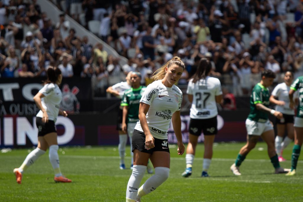 Técnico do Corinthians comenta troca de posição entre Wesley e