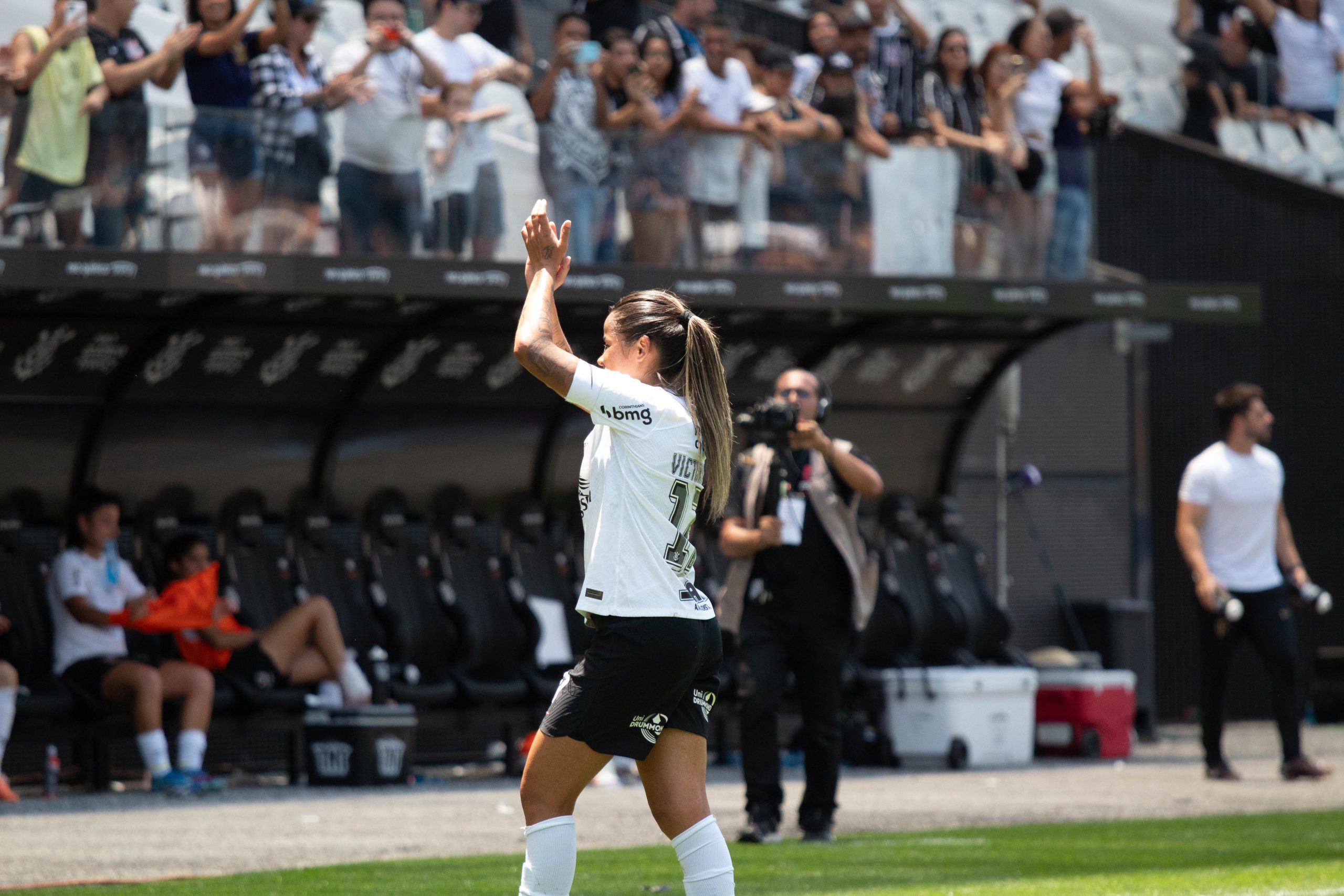 Adriana marca décimo gol pelo Corinthians no ano e encosta em