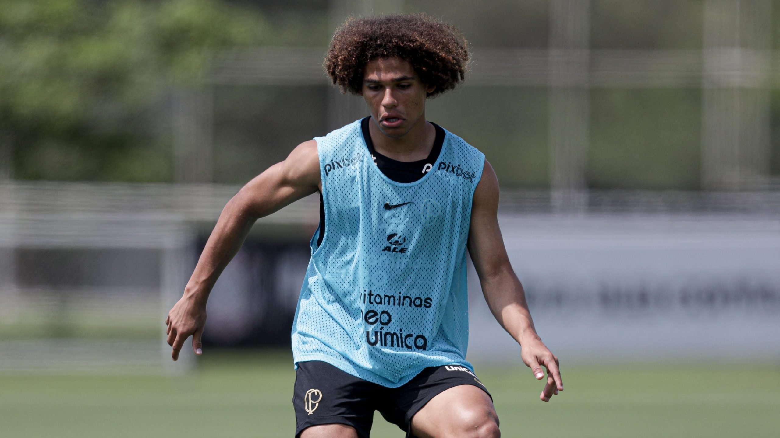 Após cirurgia, zagueiro Chicão reaparece no gramado