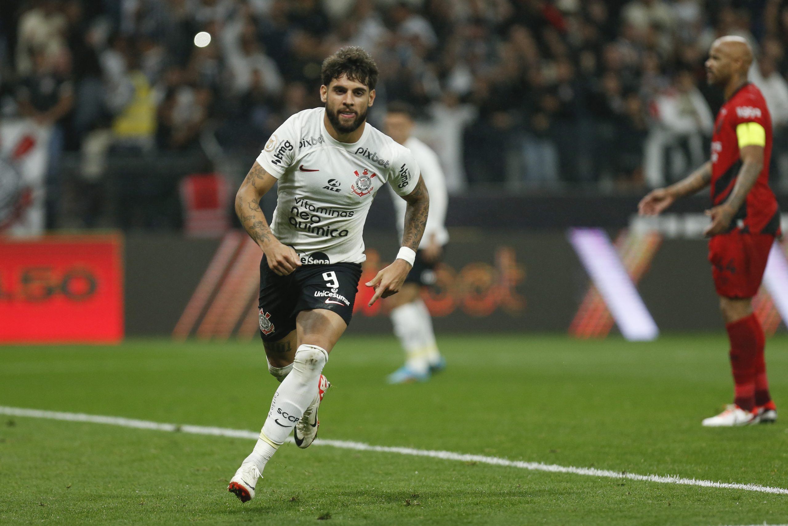 Matías Rojas antes de cobrar falta no jogo entre Corinthians e