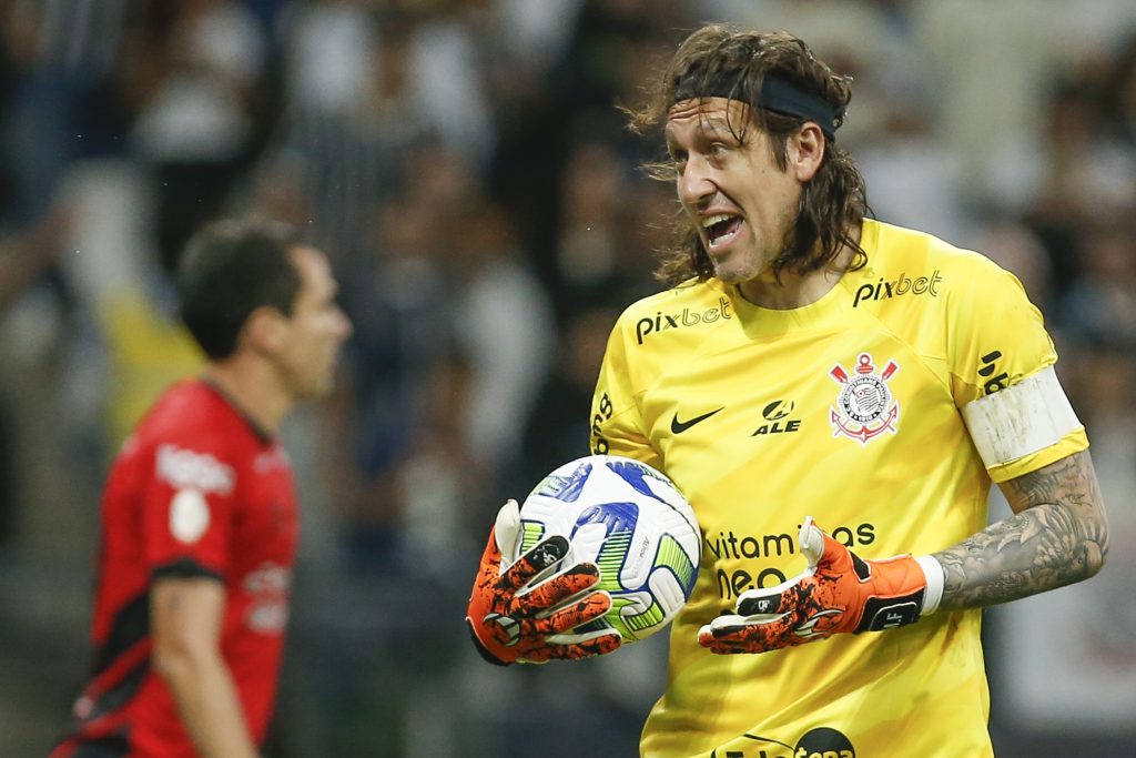 Cássio cobra falta de atenção de jogadores do Corinthians e cita