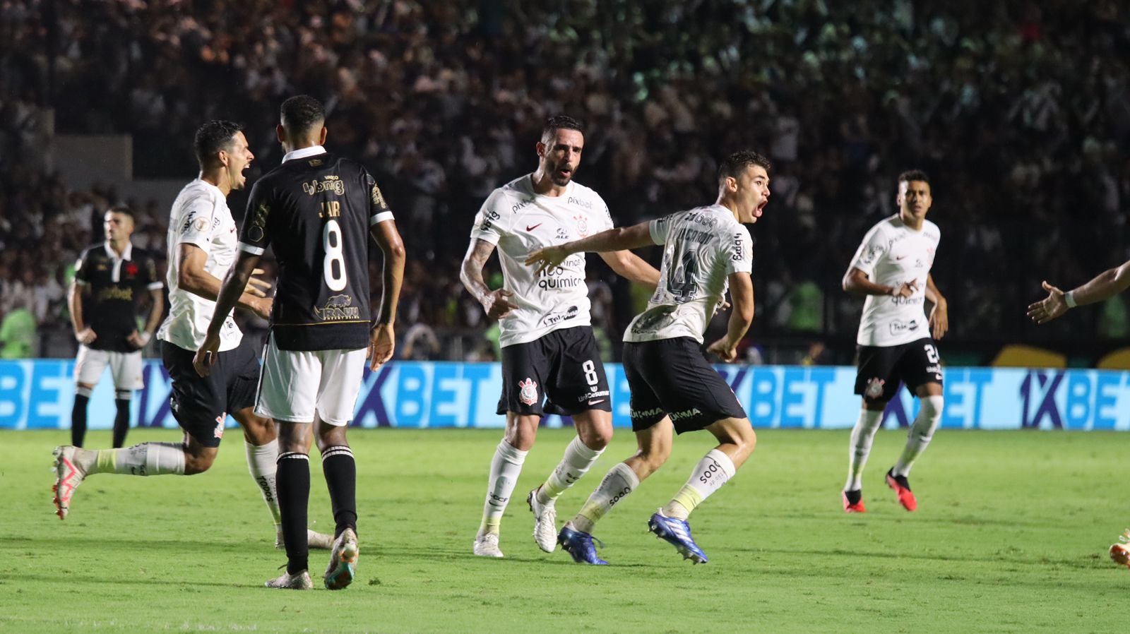 Jogadores do Corinthians são flagrados em conversa com Tite, do