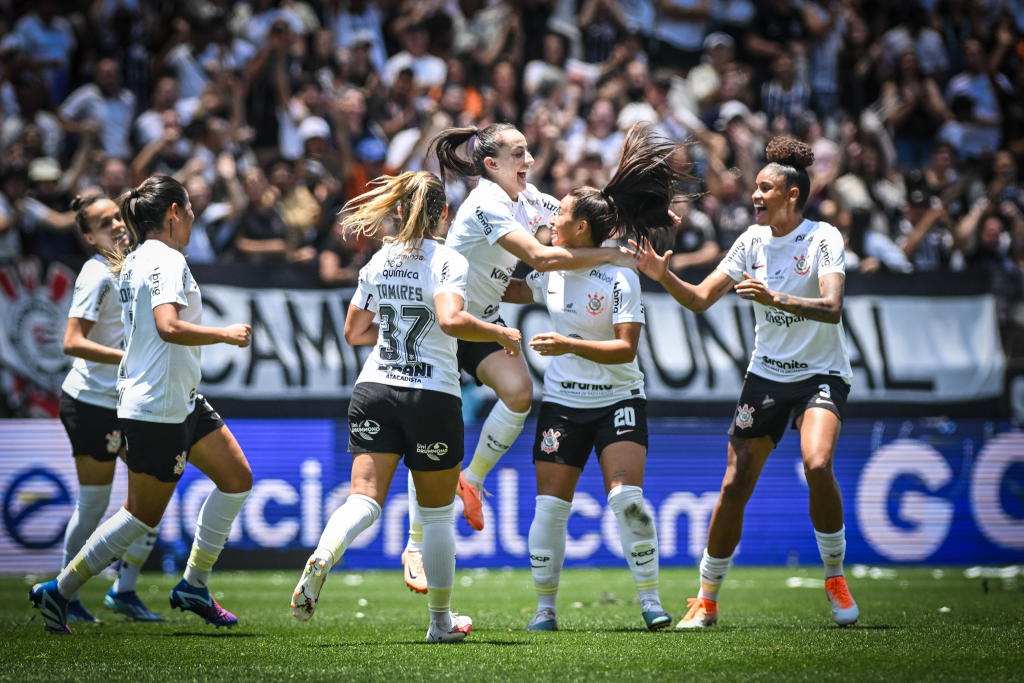 Tamires exalta crescimento do futebol feminino no Brasil e comenta