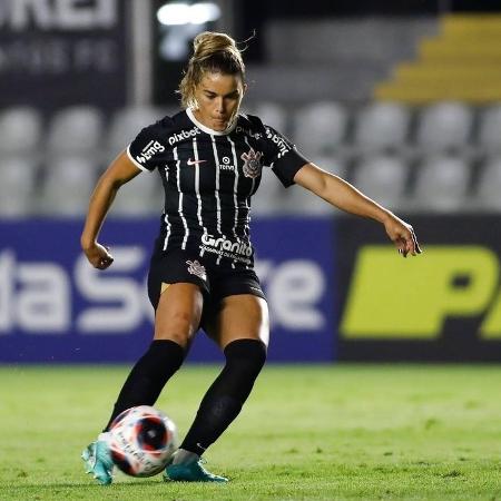 Tamires exalta crescimento do futebol feminino no Brasil e comenta