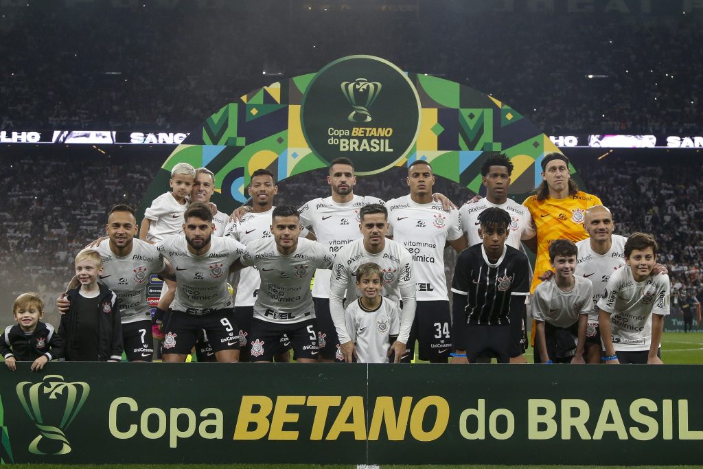 Corinthians bate o Bragantino novamente e conquista a Copa