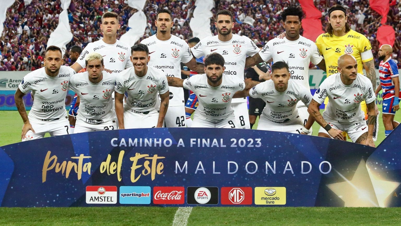 Goleiro do Corinthians comparece a jogo de futebol americano em Miami e é  presenteado com camisa