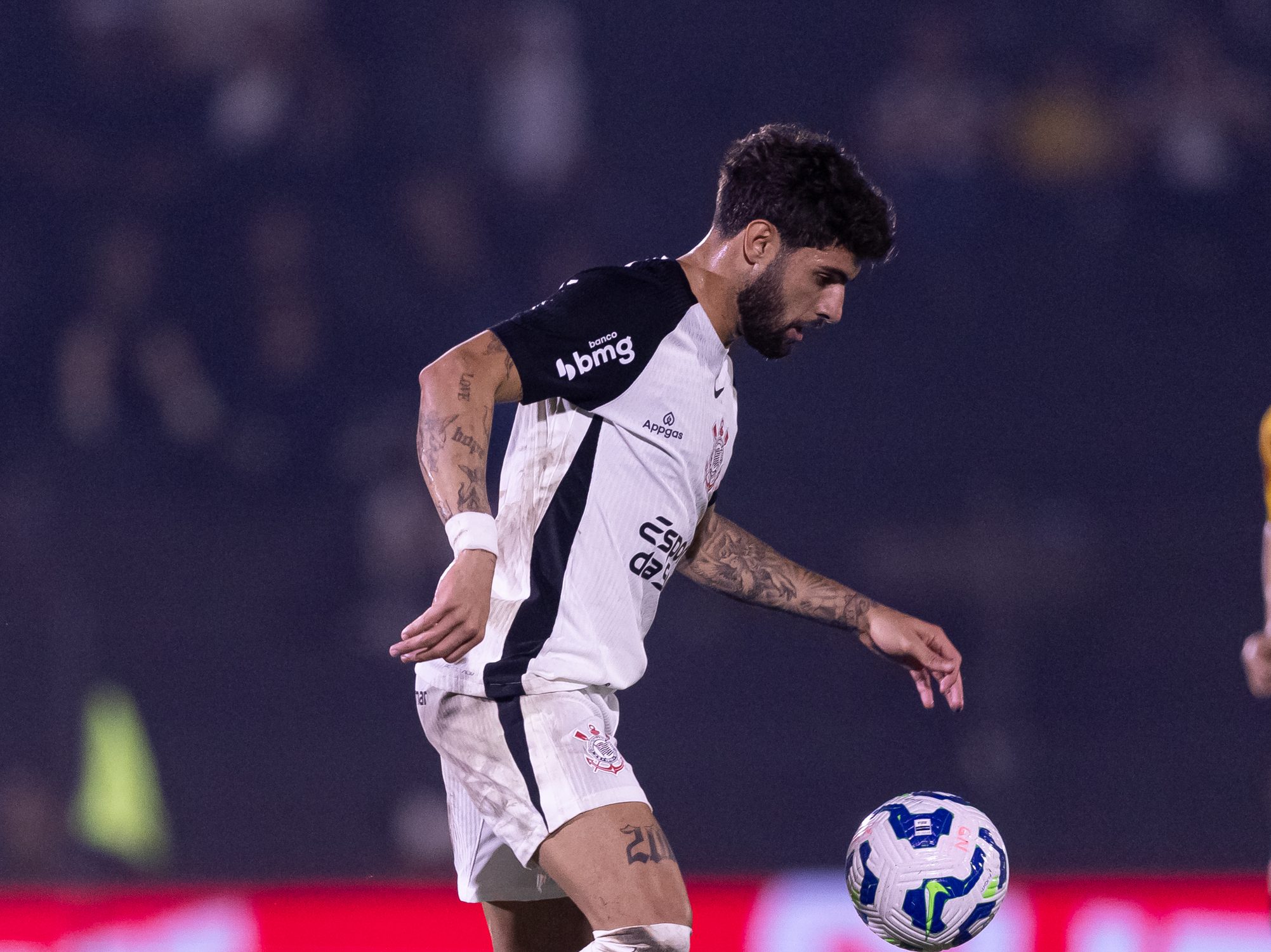 Camisa 9 do Corinthians celebra hat-trick e revela que Memphis lhe 