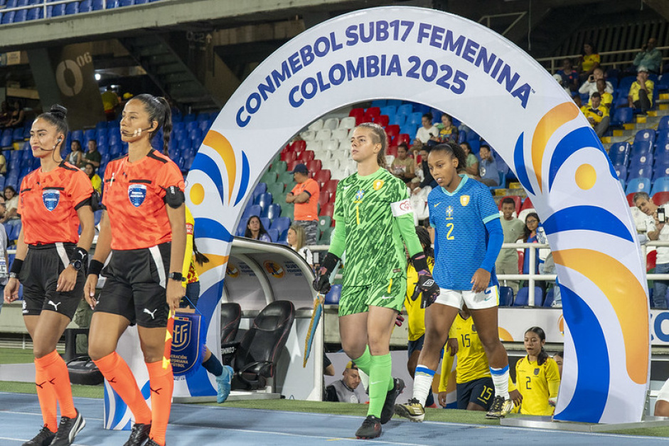 Atletas da equipe Sub-17 feminina do Corinthians marcam presença em jogo da Seleção Brasileira