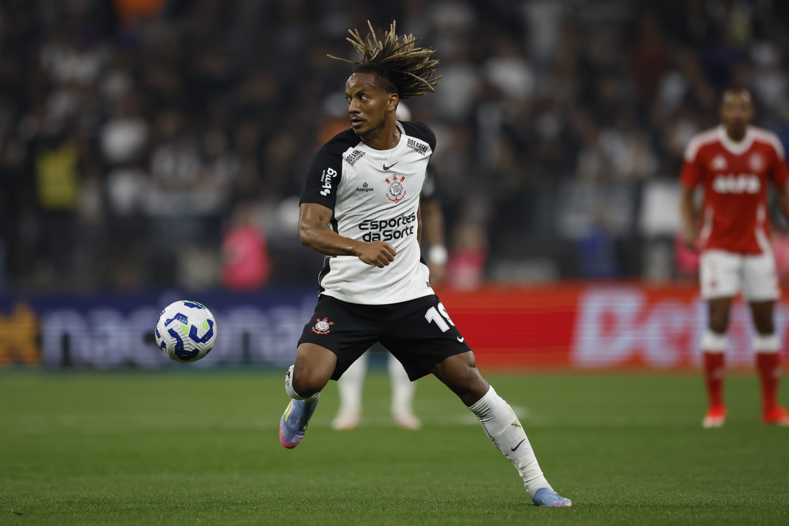 Carrillo evita falar da arbitragem e exalta atuação do Corinthians em vitória diante do Internacional