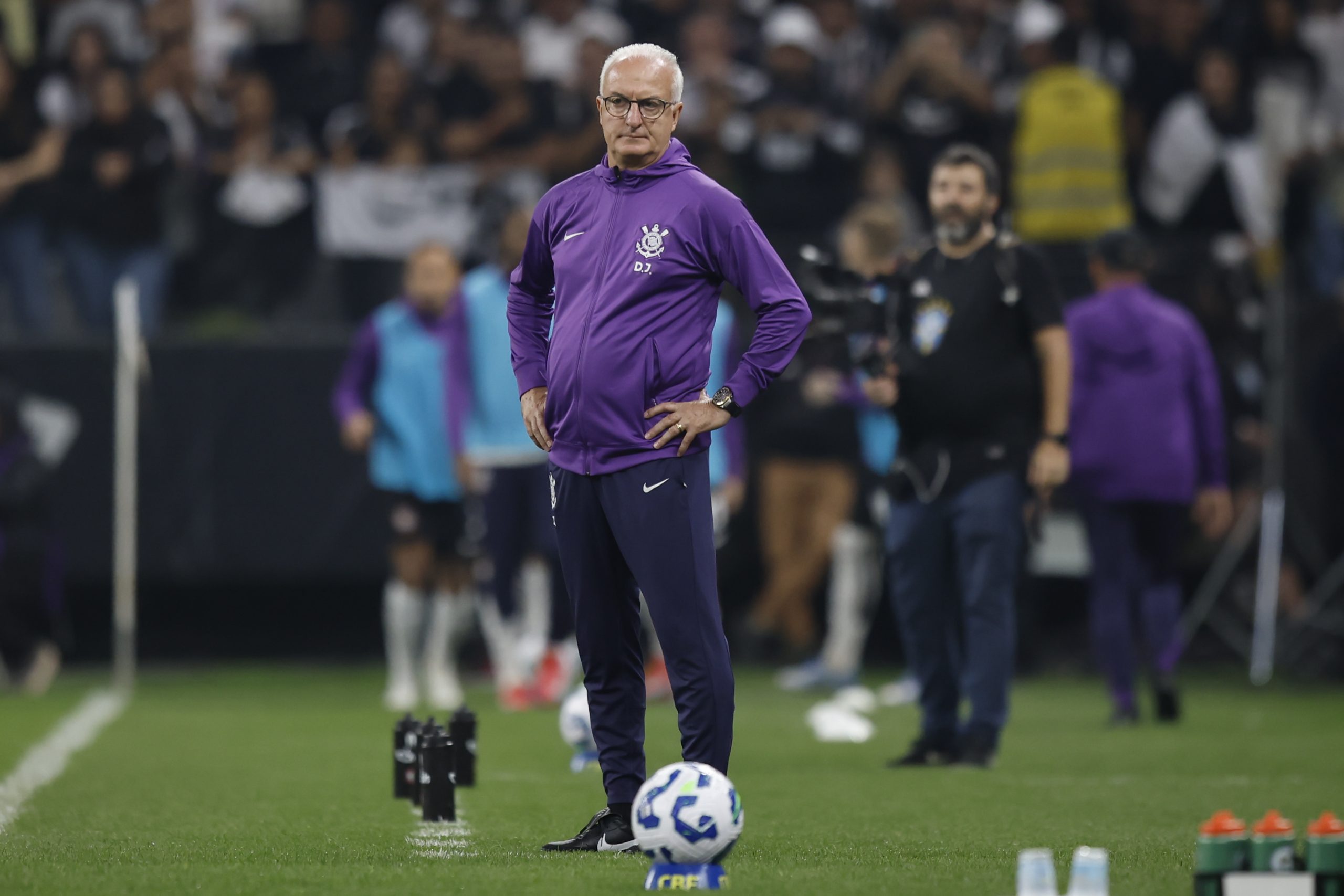Dorival Júnior explica gestão física do elenco e projeta rodízio de jogadores no Corinthians