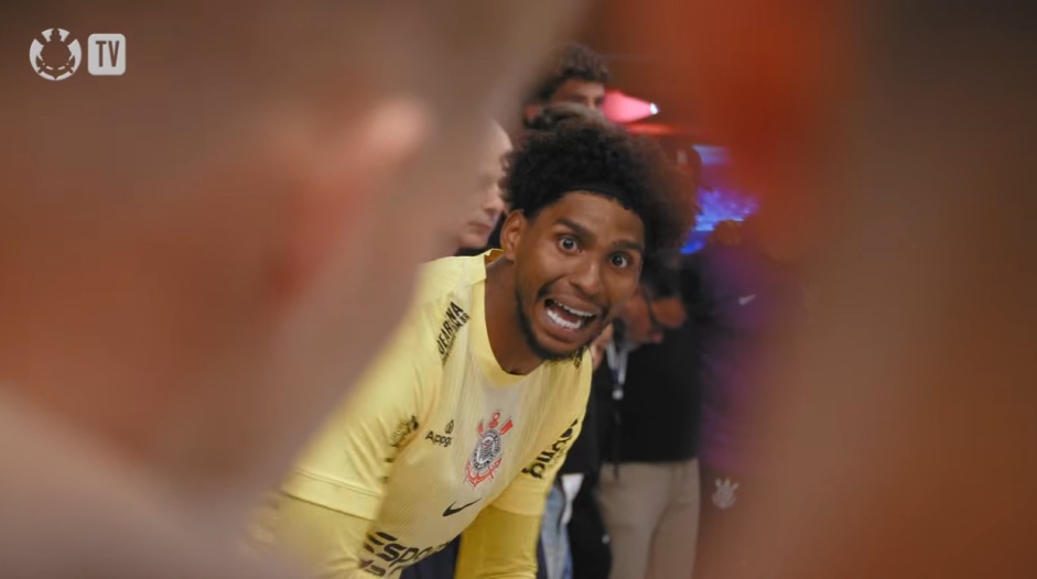 Goleiro do Corinthians comanda bastidores do pré-jogo contra o Santos no Brasileirão