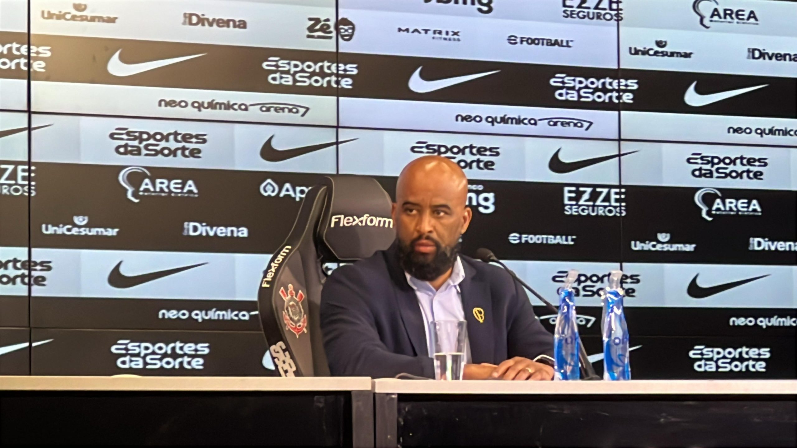 Executivo de futebol reafirma compromisso com o Corinthians depois de receber sondagens