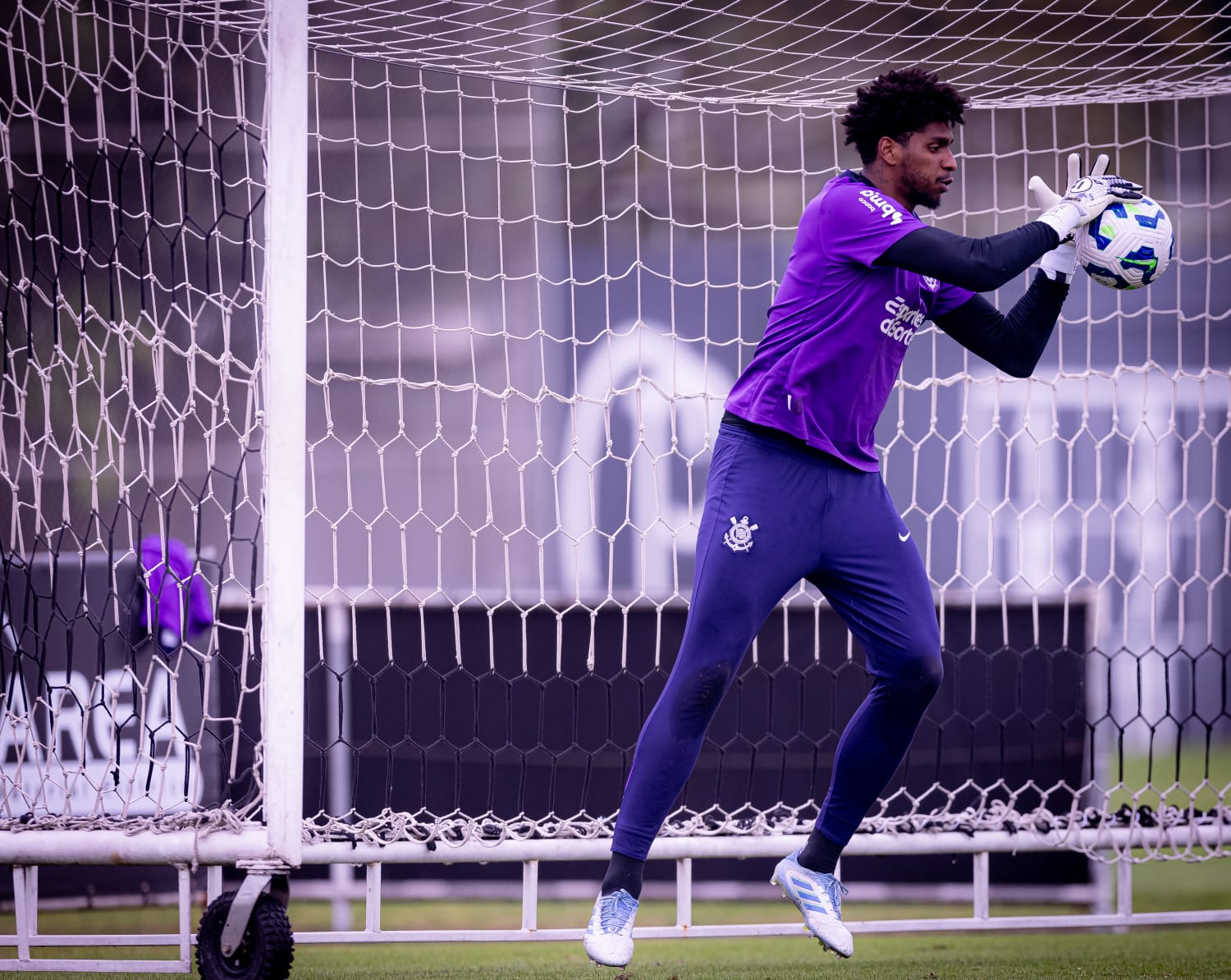 Goleiro do Corinthians grava vídeo para garoto com paralisia cerebral