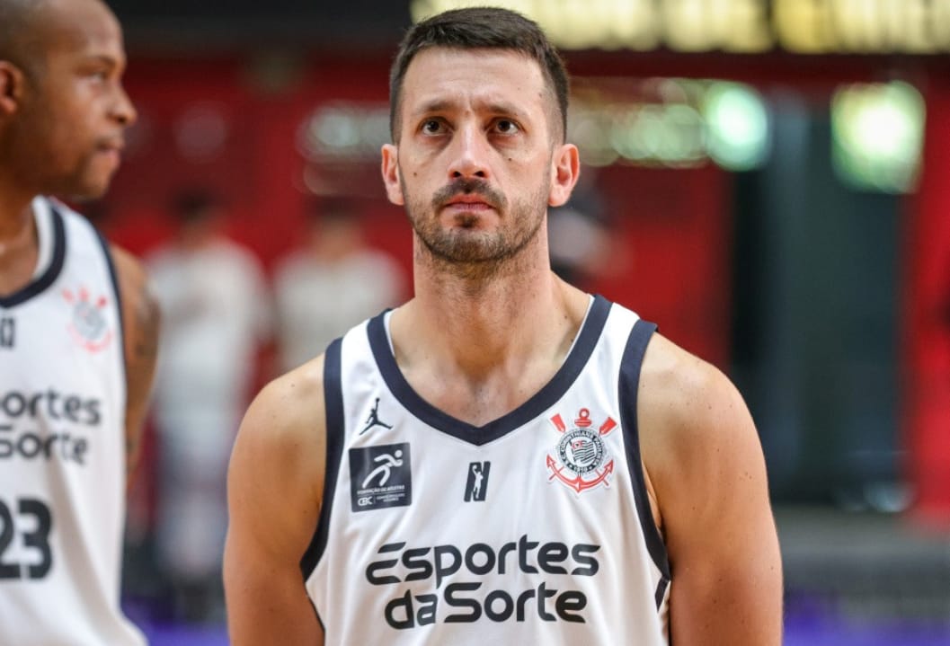 Corinthians oficializa renovação com principal destaque da equipe de basquete masculino