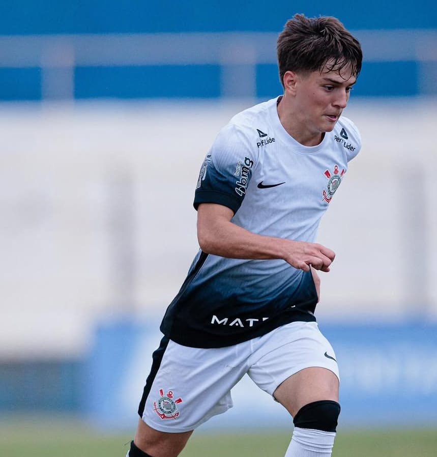 Estreante no Sub-20 celebra gol que garantiu vitória do Corinthians contra o Flamengo no Brasileirão