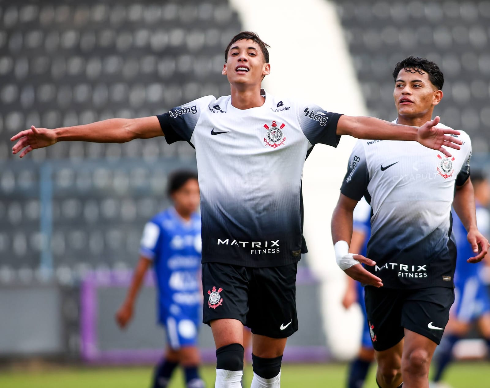 Meia do Sub-20 do Corinthians volta a marcar após pouco mais de oito meses e celebra: 