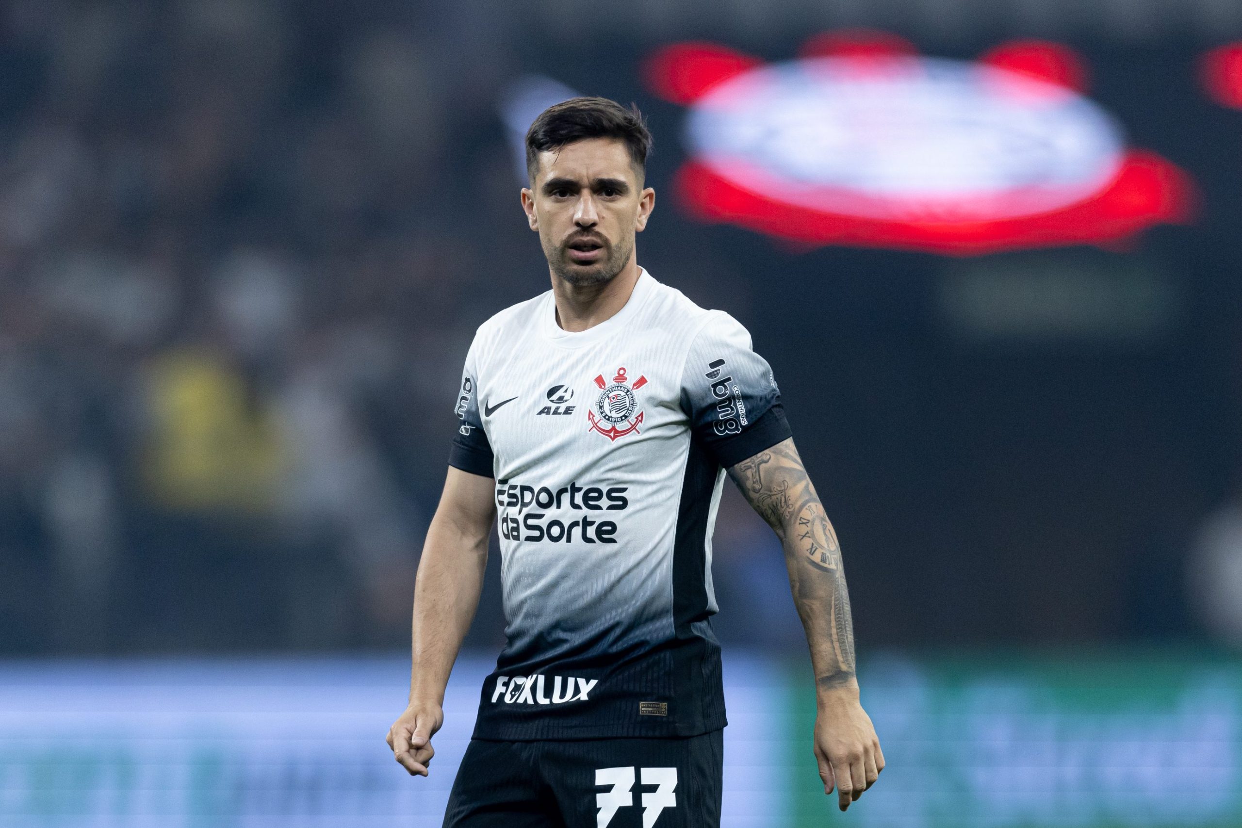 Meia cobra dívida milionária do Corinthians e pode rescindir contrato