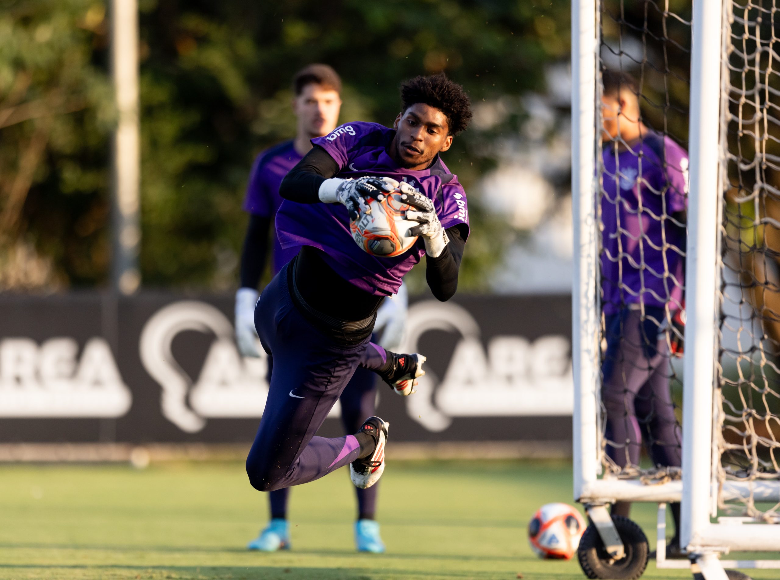 Ex-preparador do Corinthians exalta Hugo Souza e relembra 'amadurecimento' do goleiro