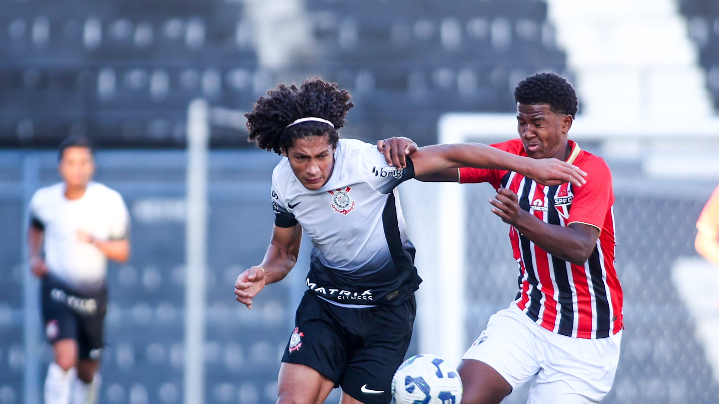 Decisivo no empate do Corinthians Sub-17, atacante explica 'confiança' em lance e evita polêmica
