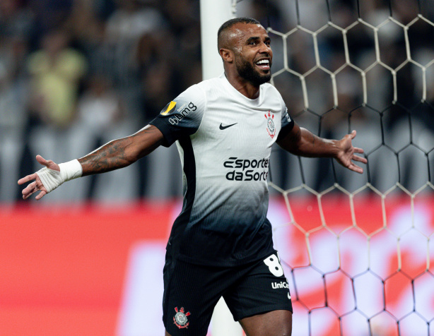 Em apresentação no Grêmio, volante explica saída do Corinthians