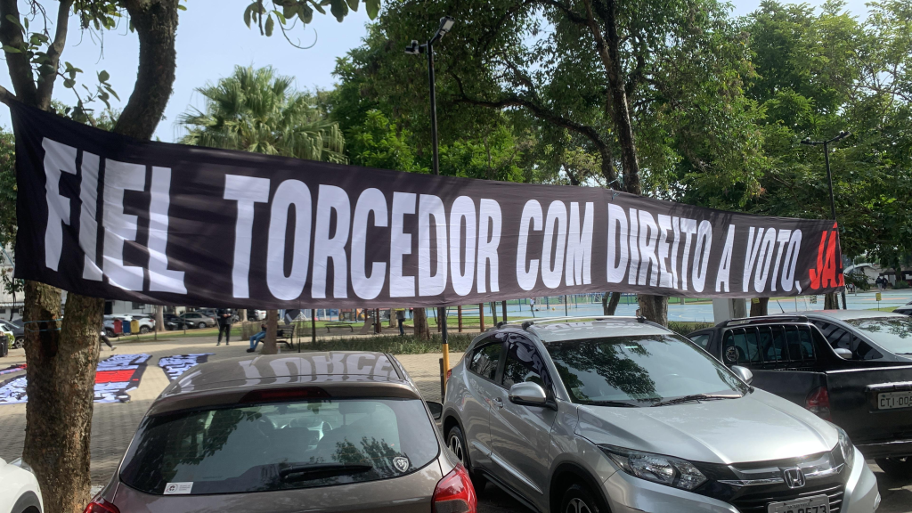 Associados estendem faixas na sede social do Corinthians em protestos por reforma do Estatuto