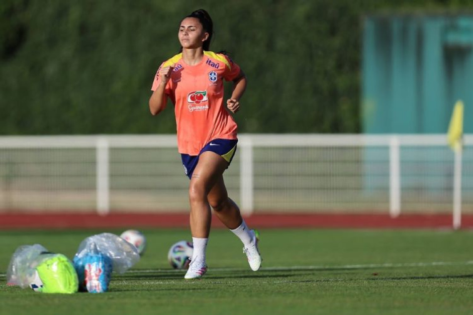 Defensora do Corinthians segue com a Seleção Brasileira Feminina após não ter lesão constatada