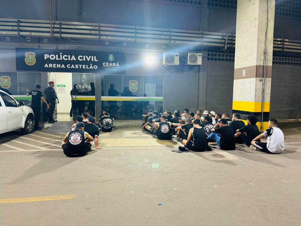 Organizada do Corinthians repudia detenção de torcedores na Arena Castelão: 