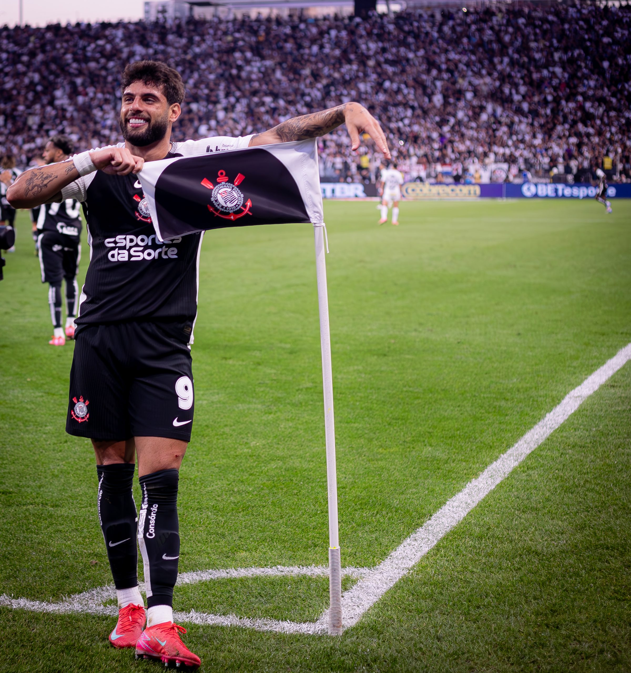 Corinthians oficializa renovação de atacante até julho de 2030