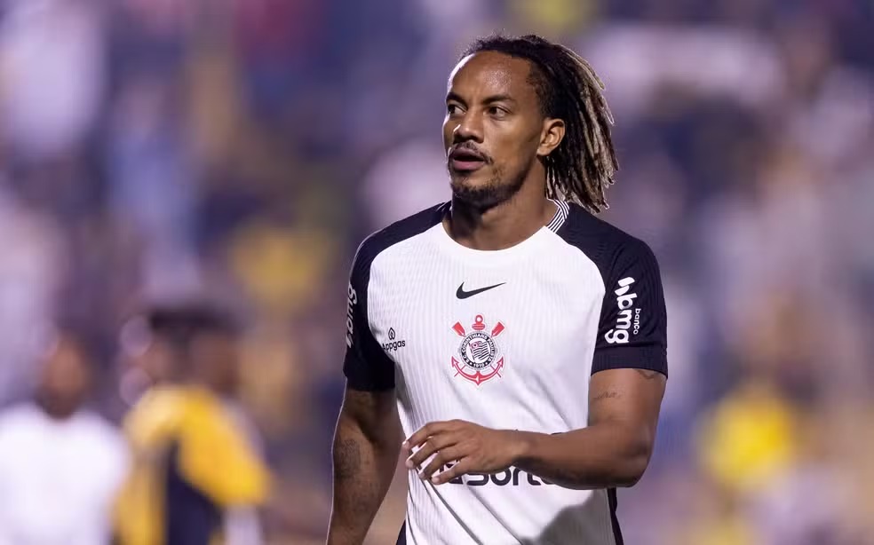 Meio-campista do Corinthians evita usar problemas políticos para justificar desempenho da equipe