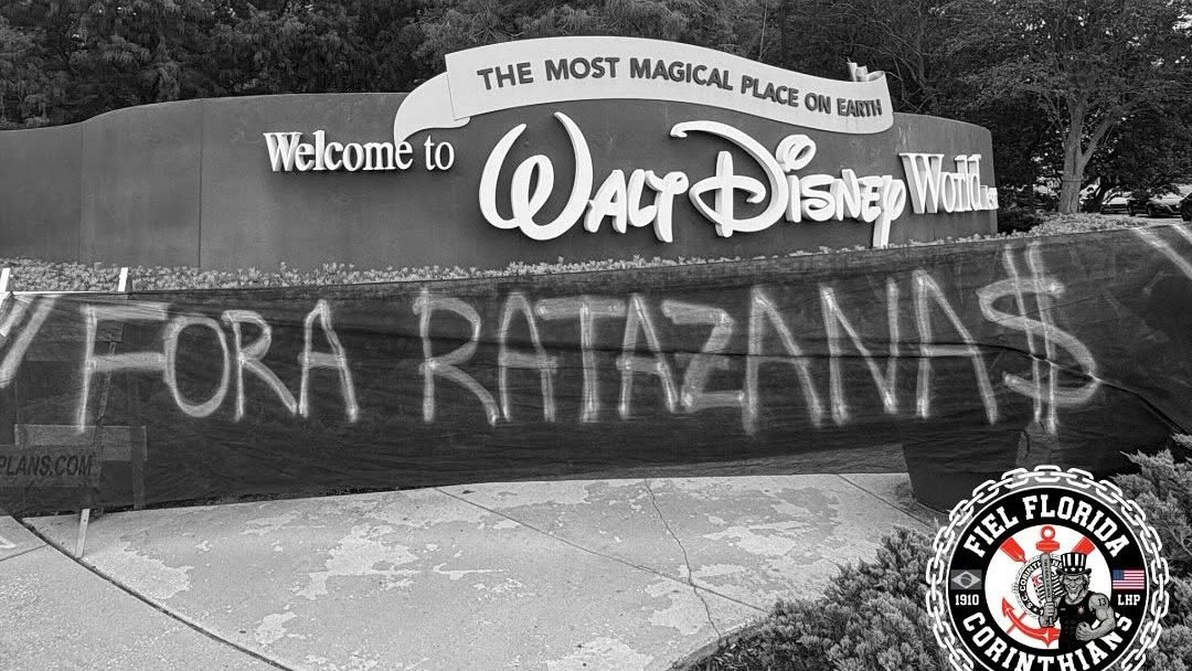 Torcida do Corinthians na Flórida-EUA faz protesto no parque da Disney: 