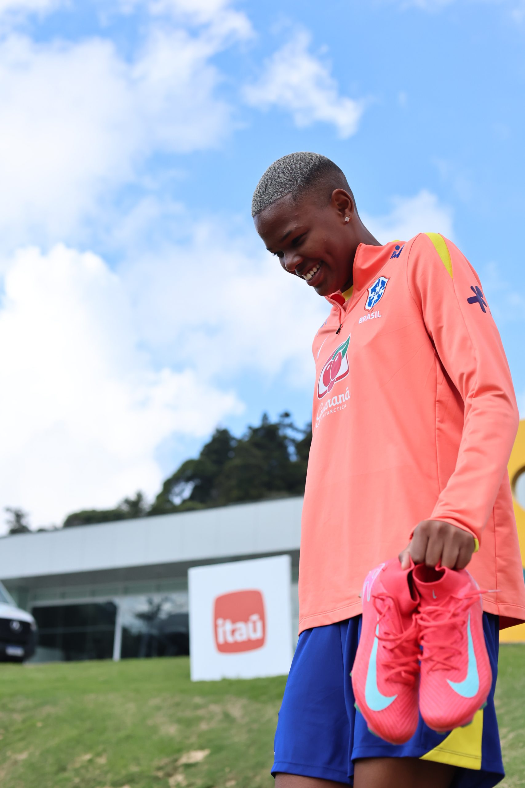 Jhonson e Arthur Elias relembram momento em que jovem do Corinthians chamou a atenção do técnico