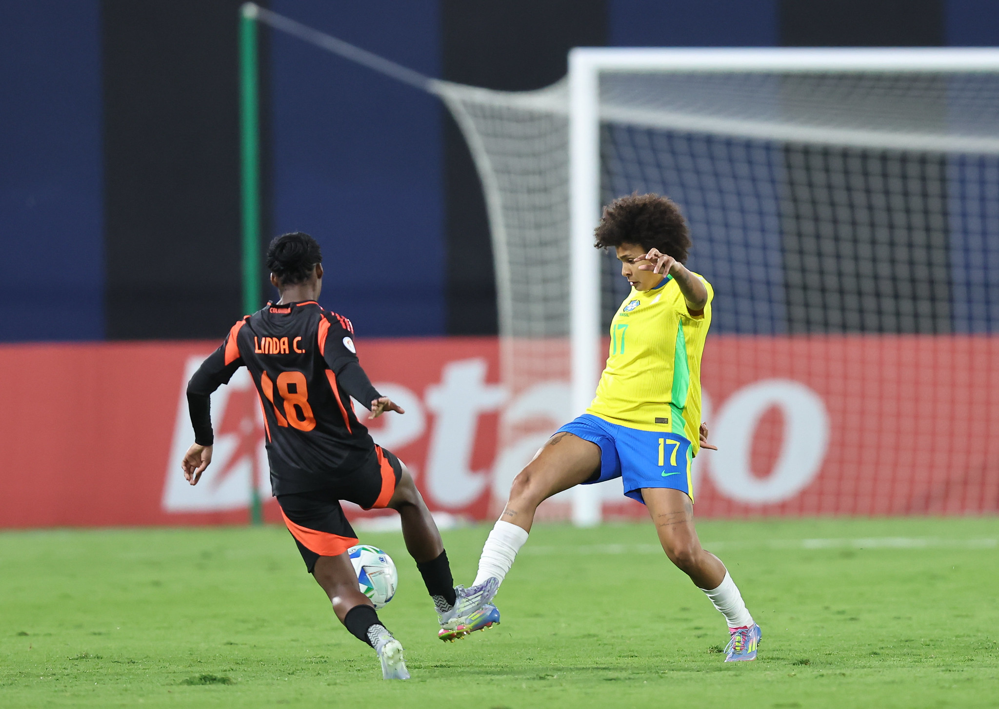 Jogadora do Corinthians sofre bolada no olho em jogo do Brasil e passa por exames após sintomas