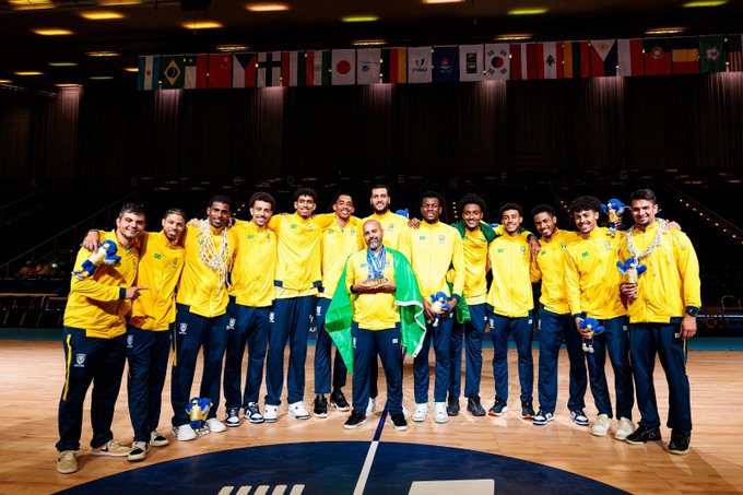 Pivô do Corinthians Basquete conquista ouro histórico na Universíade com Seleção Brasileira
