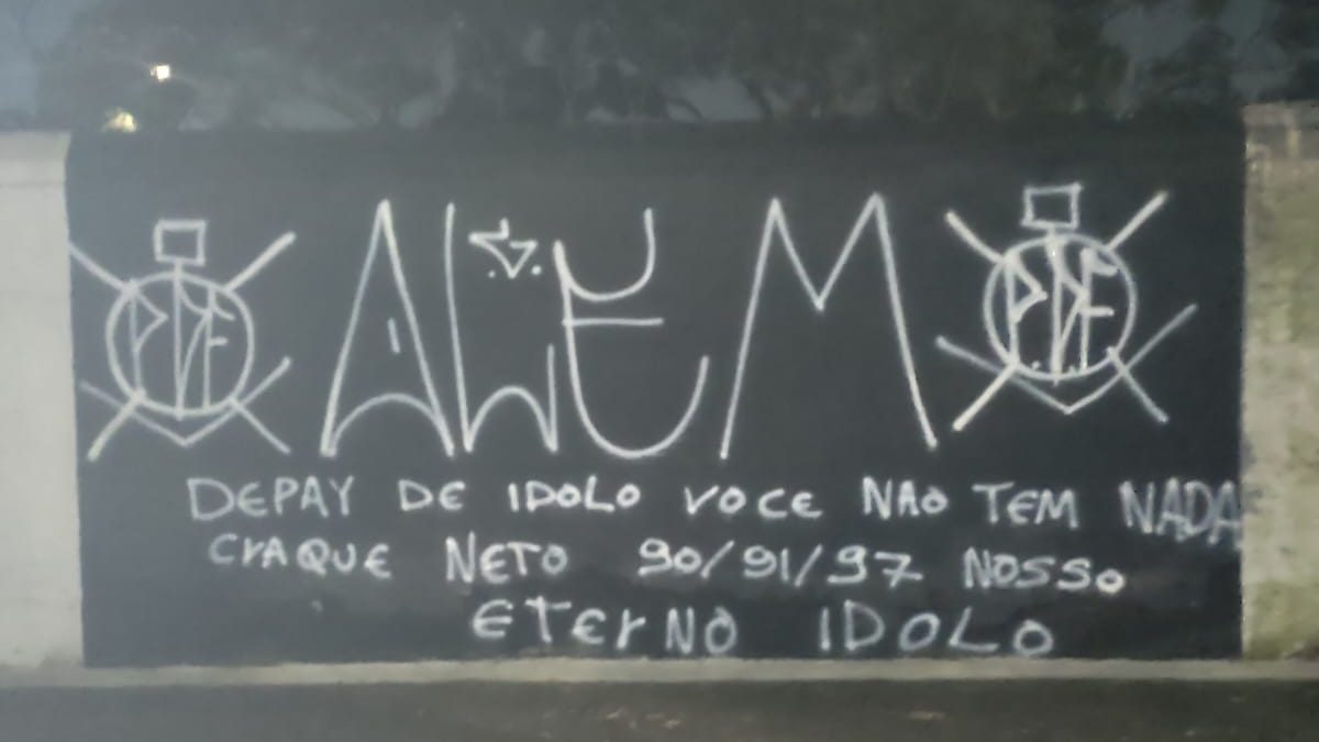 Sede do Corinthians e bar sofrem pichações em protestos contra Depay e Augusto Melo