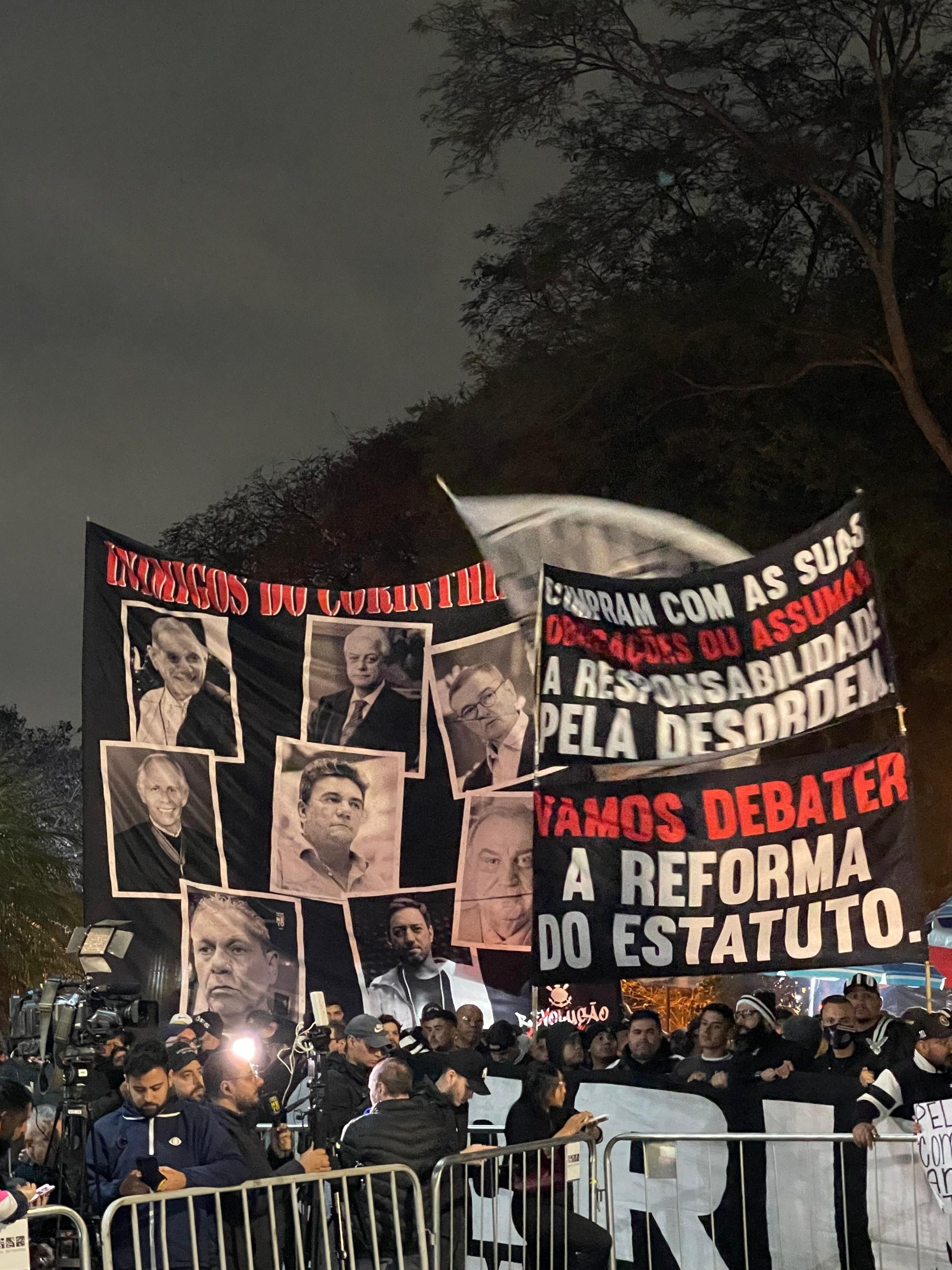 Em frente ao Parque São Jorge, organizadas do Corinthians protestam contra ex-presidentes do clube