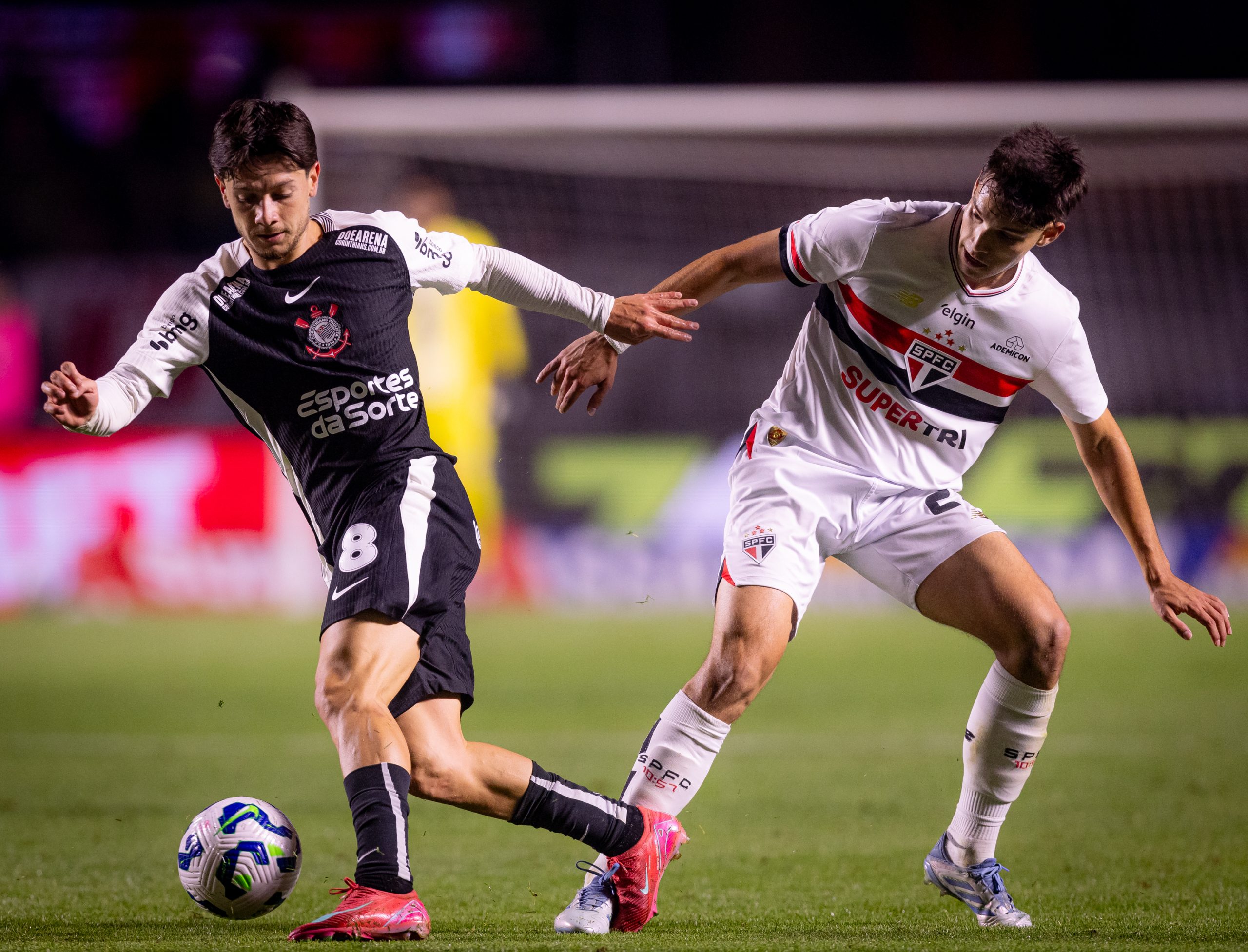 Meia do Corinthians demonstra chateação pelos resultados recentes: 