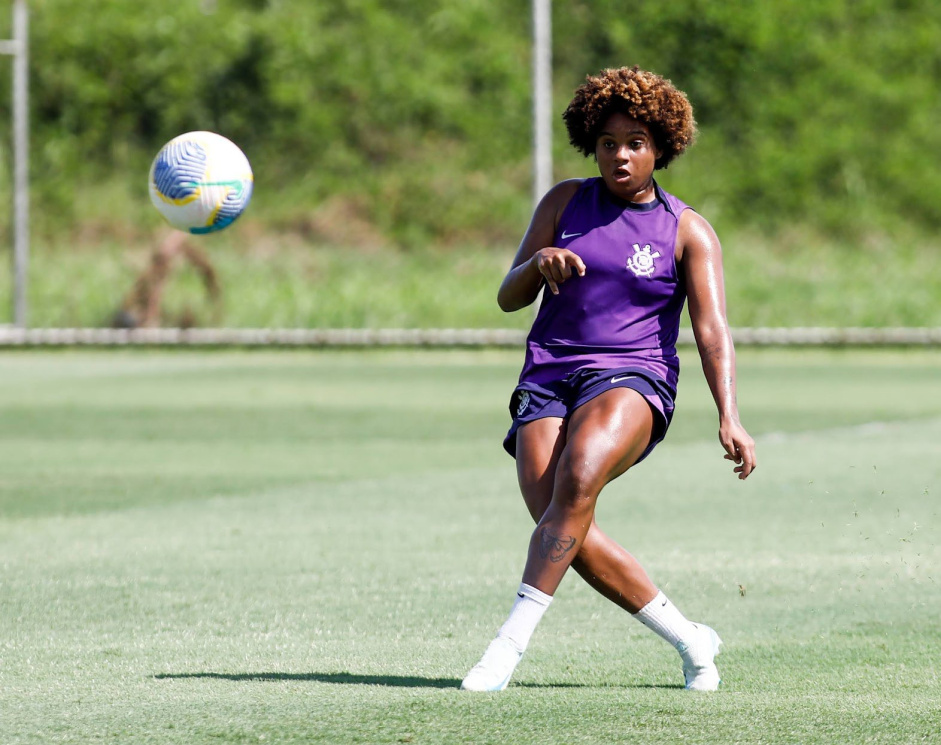 Zagueira revelada pelo Corinthians revela metas para o futuro