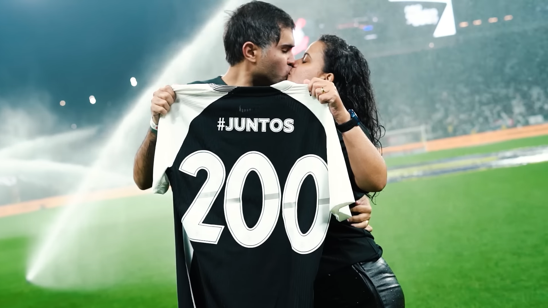 Casal recebe homenagem por atingir marca especial em jogos do Corinthians na Neo Química Arena