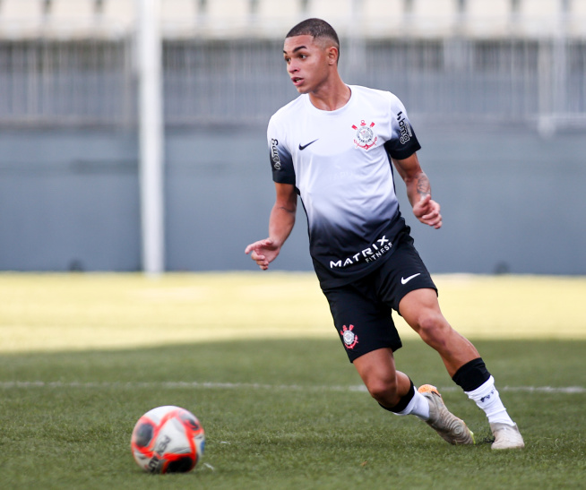 Corinthians acerta saída de lateral-esquerdo contratado para a base na gestão Augusto Melo